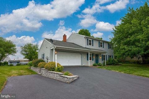 Photo of 27 MEADOW VIEW ST, AKRON, PA 17501 (MLS # PALA2035636)