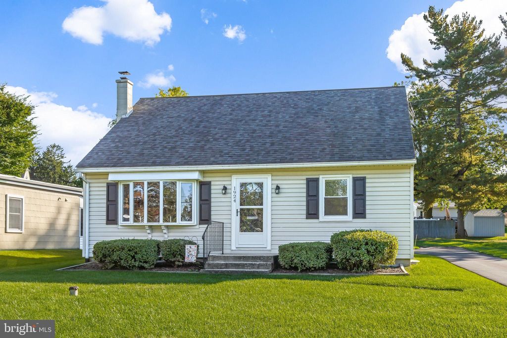 Photo of 1924 Manor Ridge Drive, Lancaster, PA 17603 (MLS # PALA2041942)