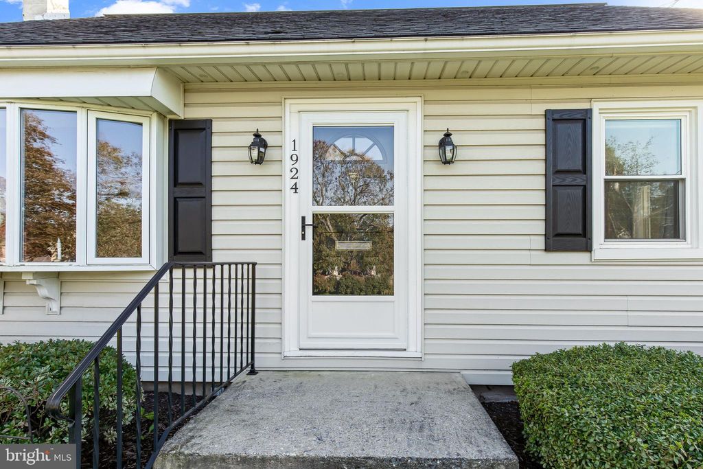 Photo of 1924 Manor Ridge Drive, Lancaster, PA 17603 (MLS # PALA2041942)