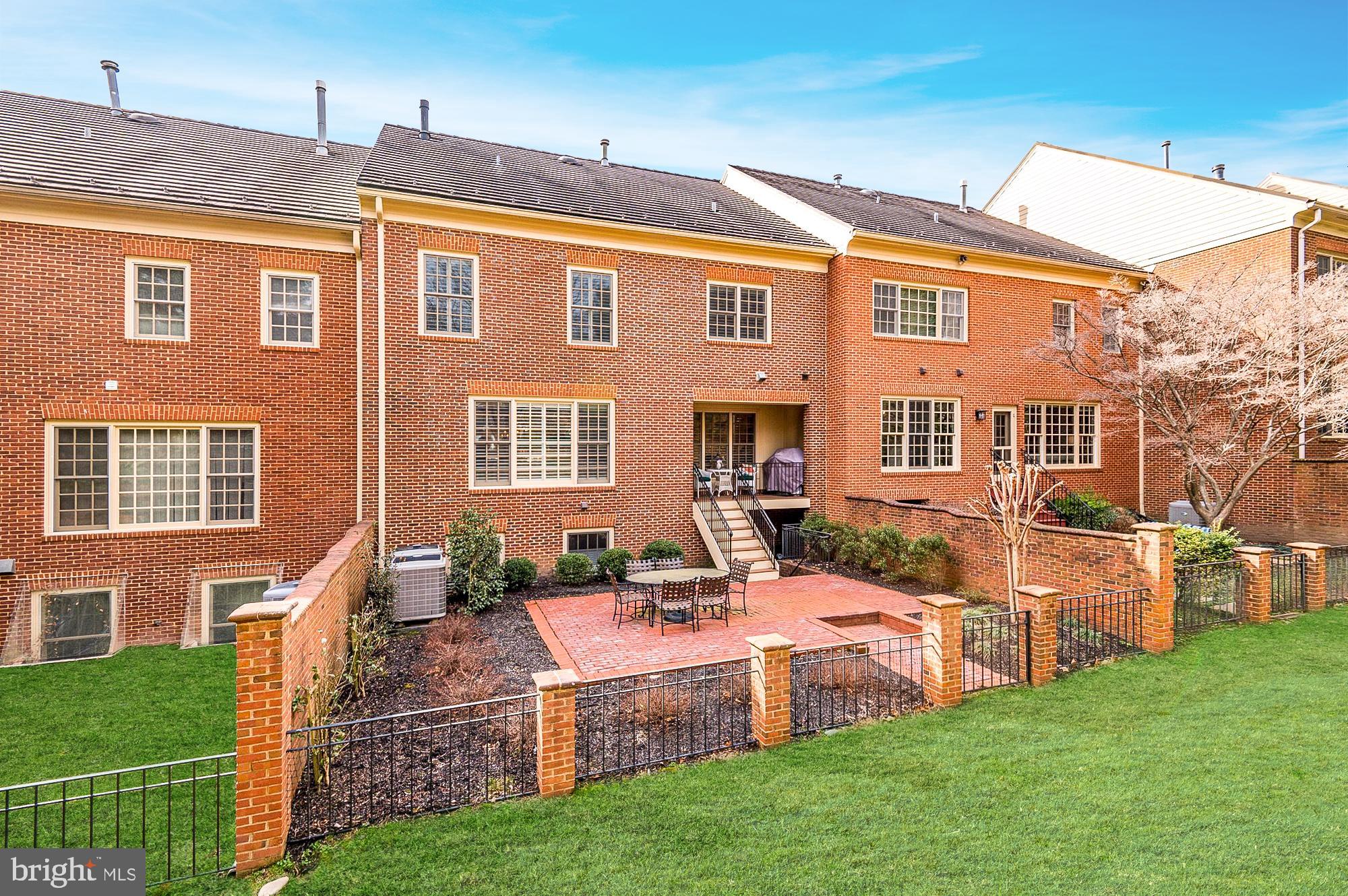 RIVER FALLS - Residential