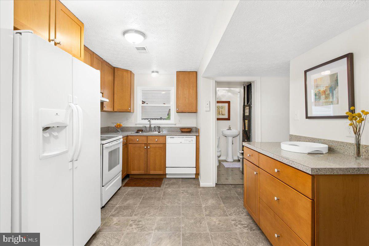 WHISPERING WOODS - Residential