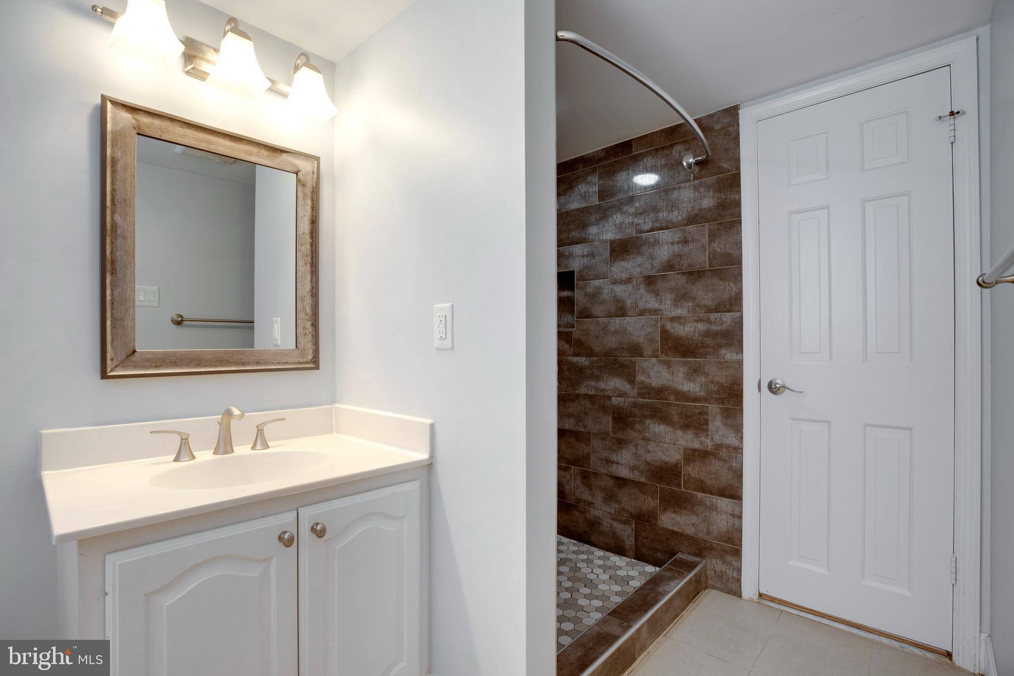 THE OAKS AT MCLEAN - Residential Lease