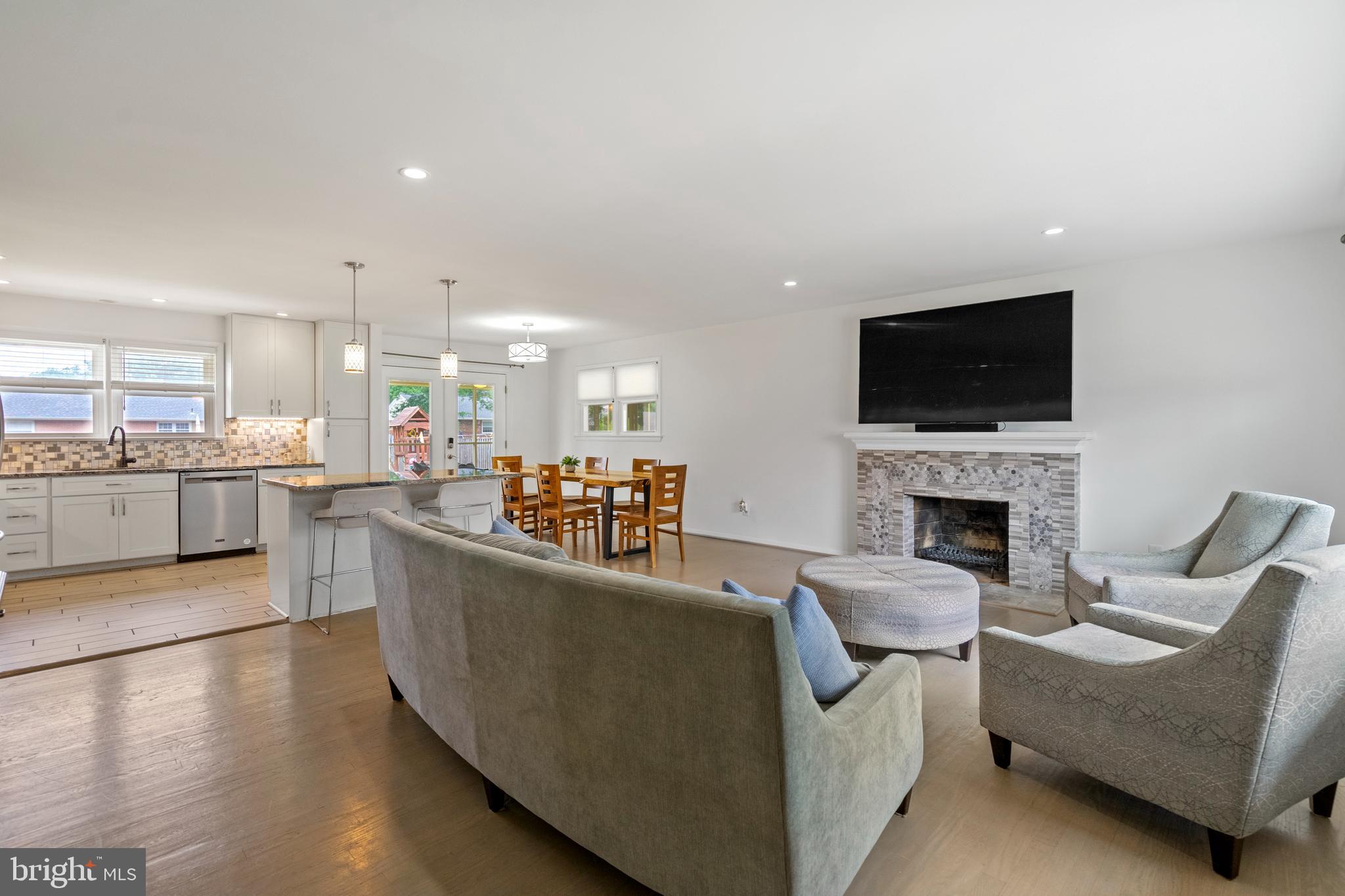 COUNTRY CLUB MANOR - Residential