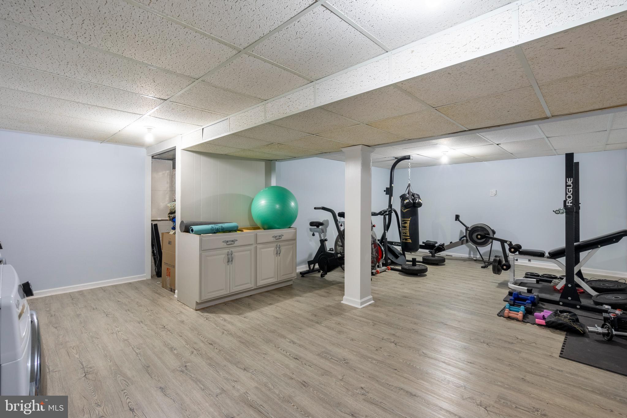 COUNTRY CLUB MANOR - Residential