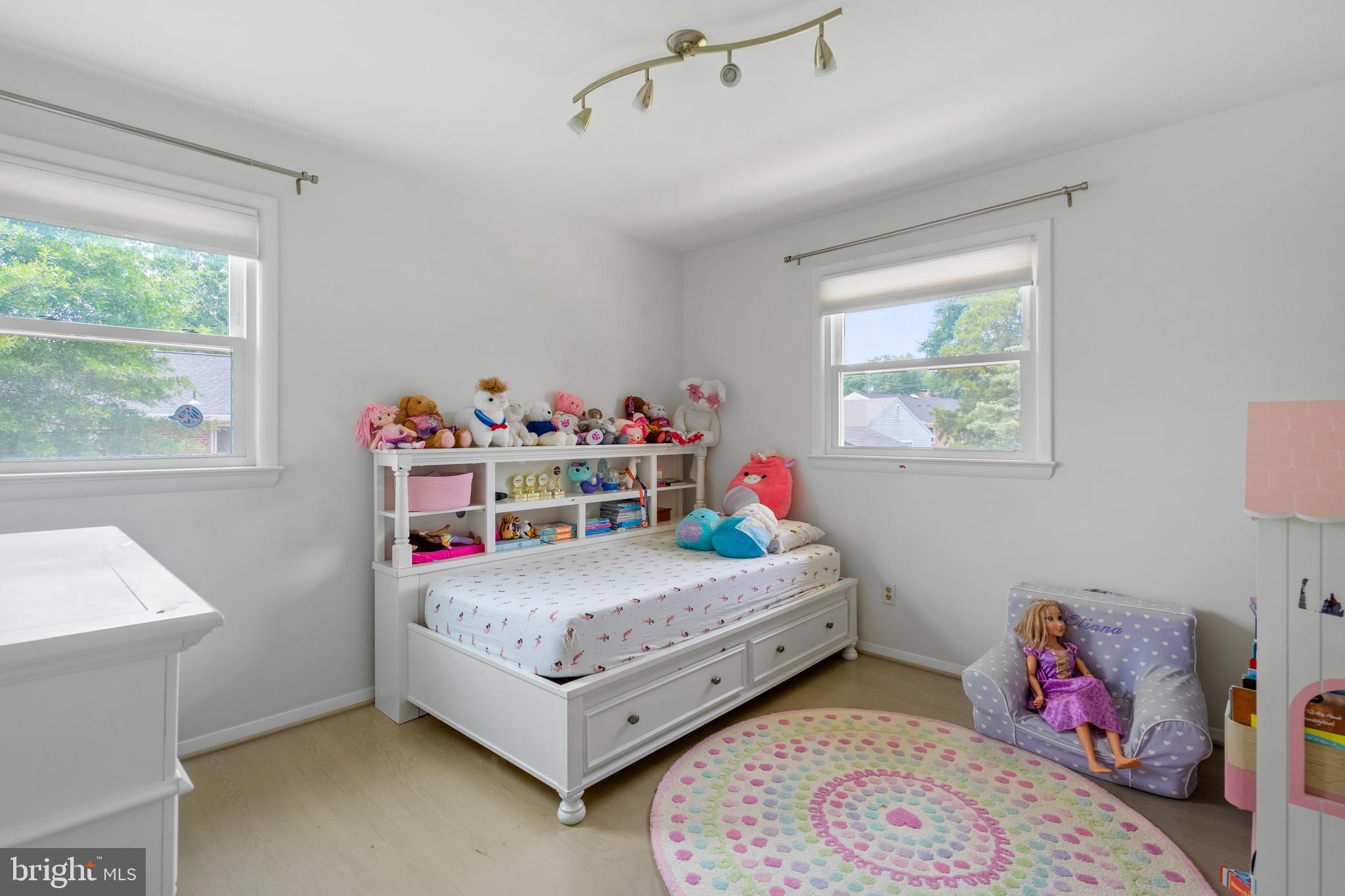 COUNTRY CLUB MANOR - Residential