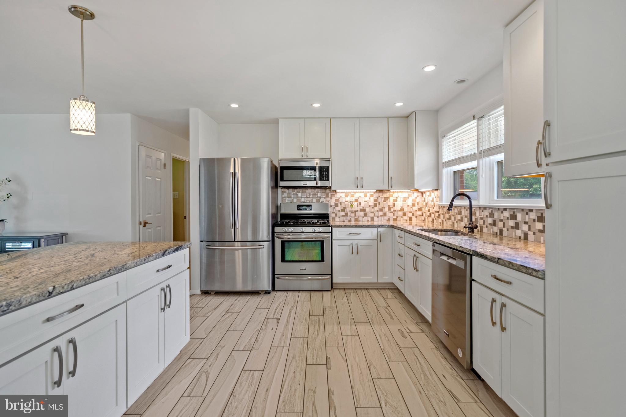 COUNTRY CLUB MANOR - Residential