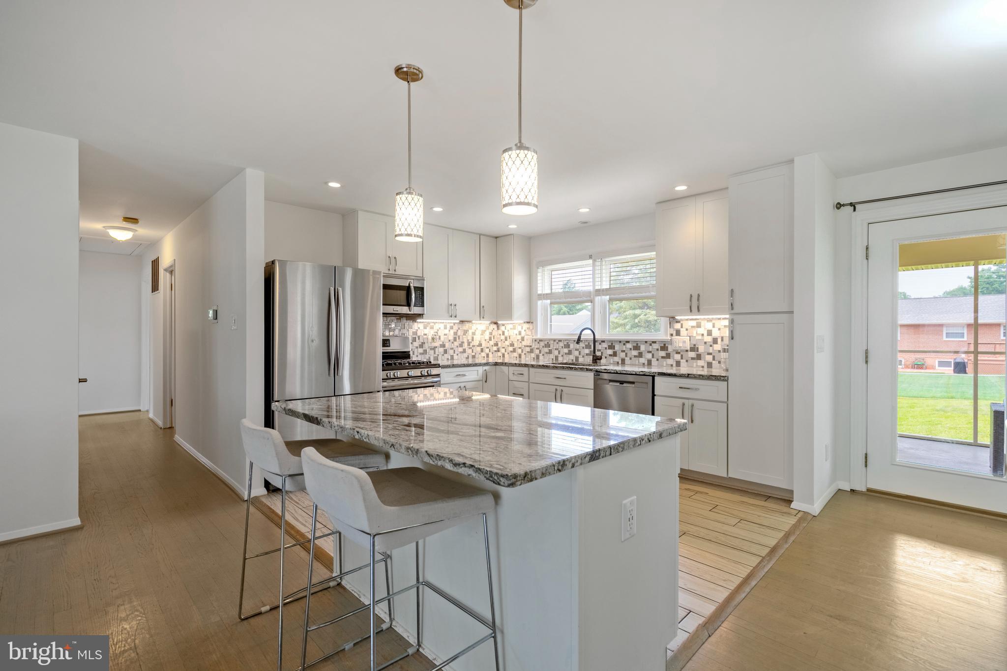 COUNTRY CLUB MANOR - Residential