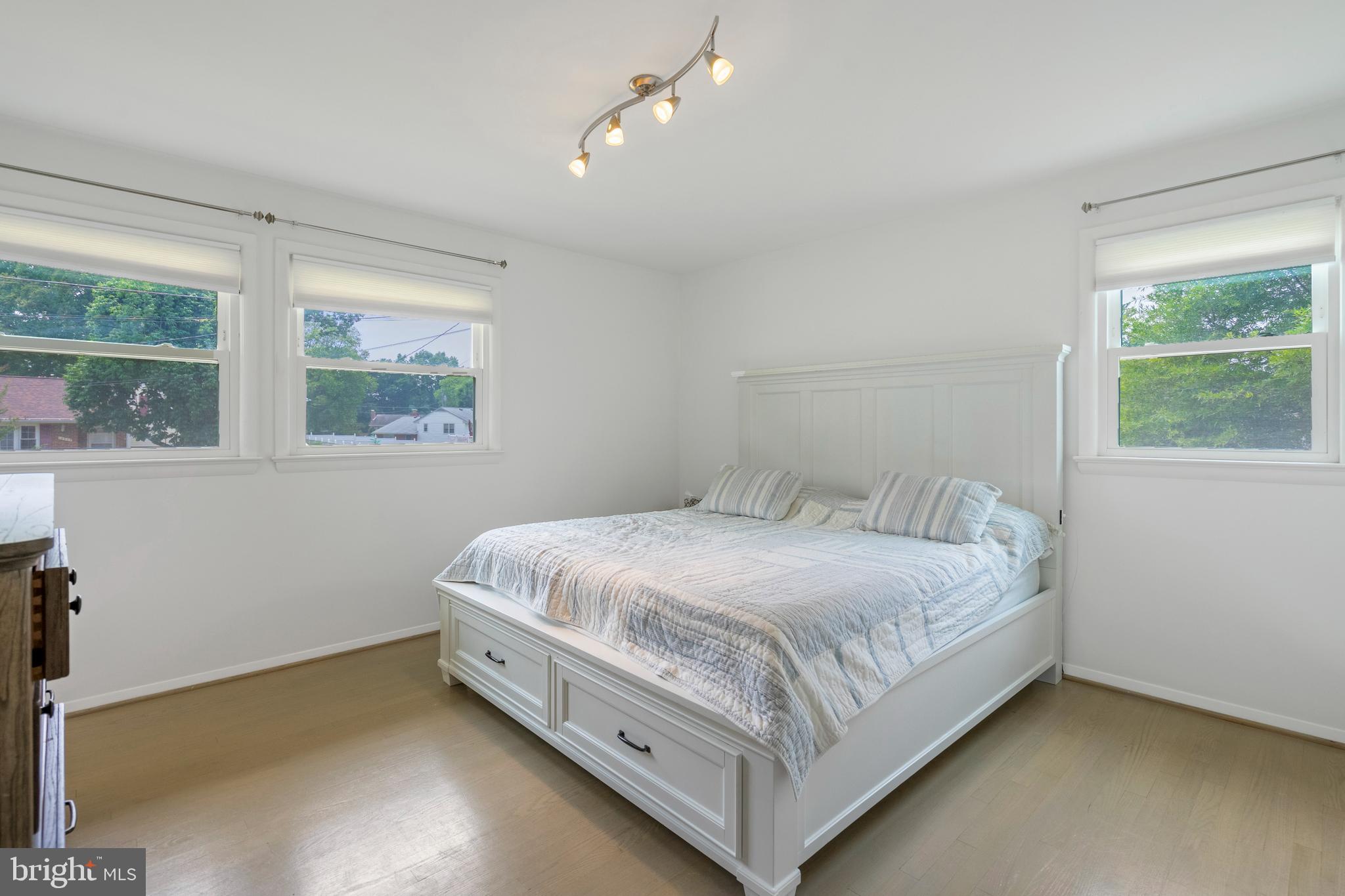 COUNTRY CLUB MANOR - Residential