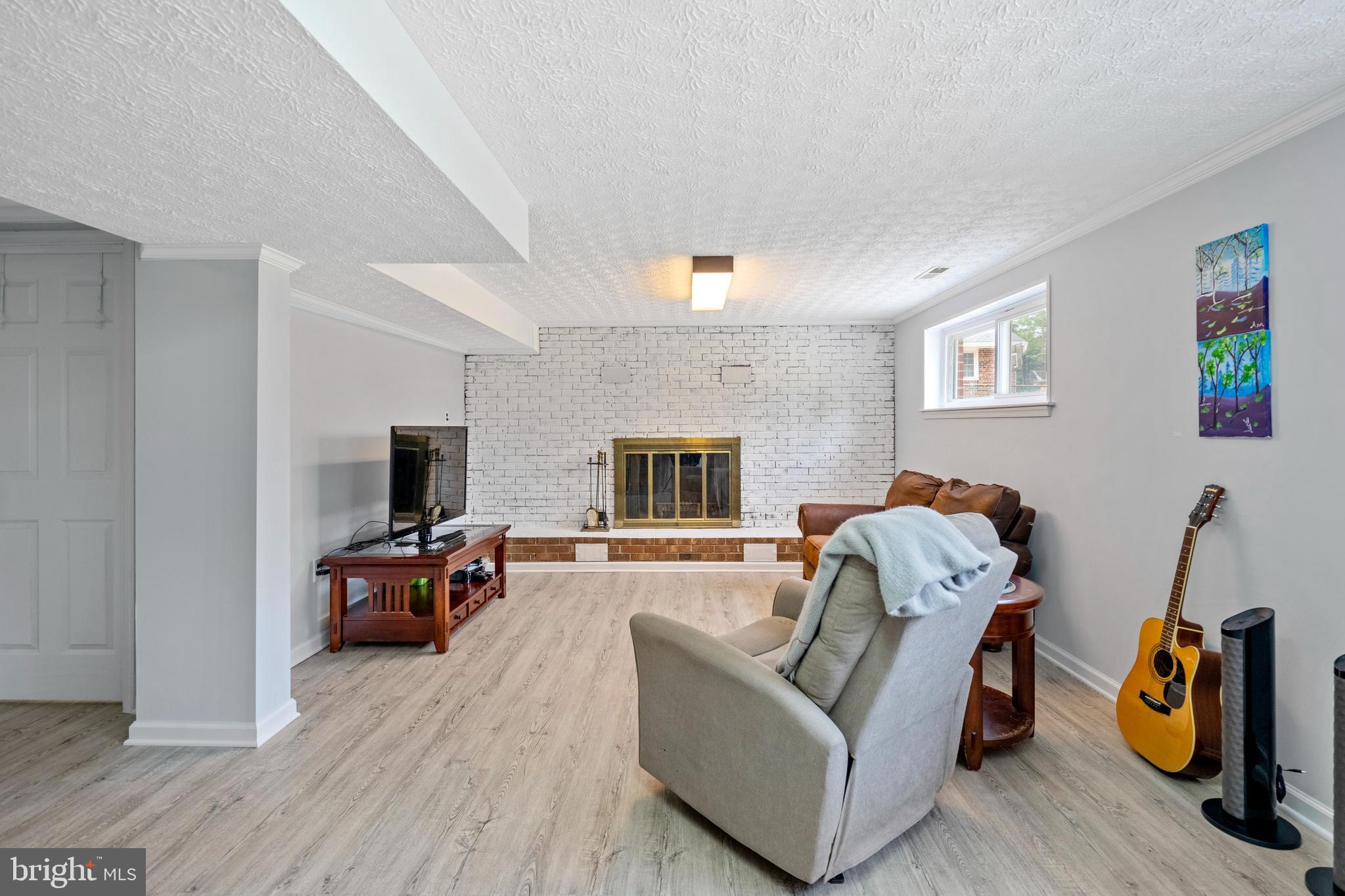 COUNTRY CLUB MANOR - Residential