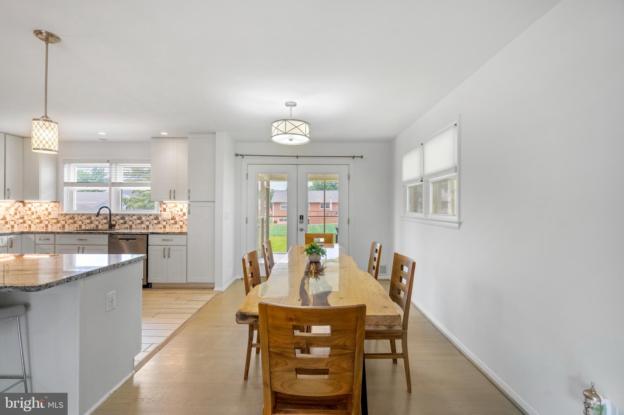 COUNTRY CLUB MANOR - Residential