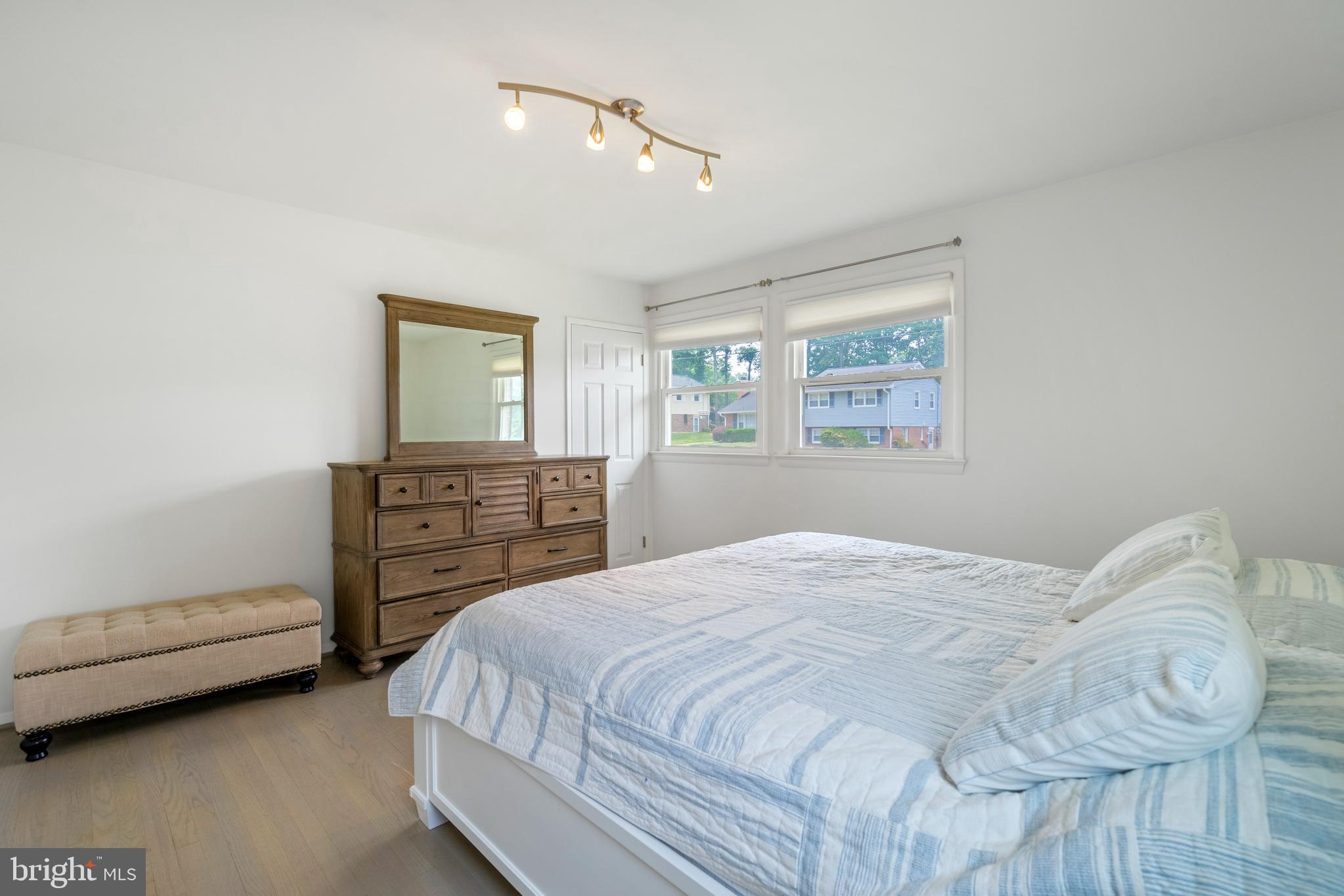 COUNTRY CLUB MANOR - Residential