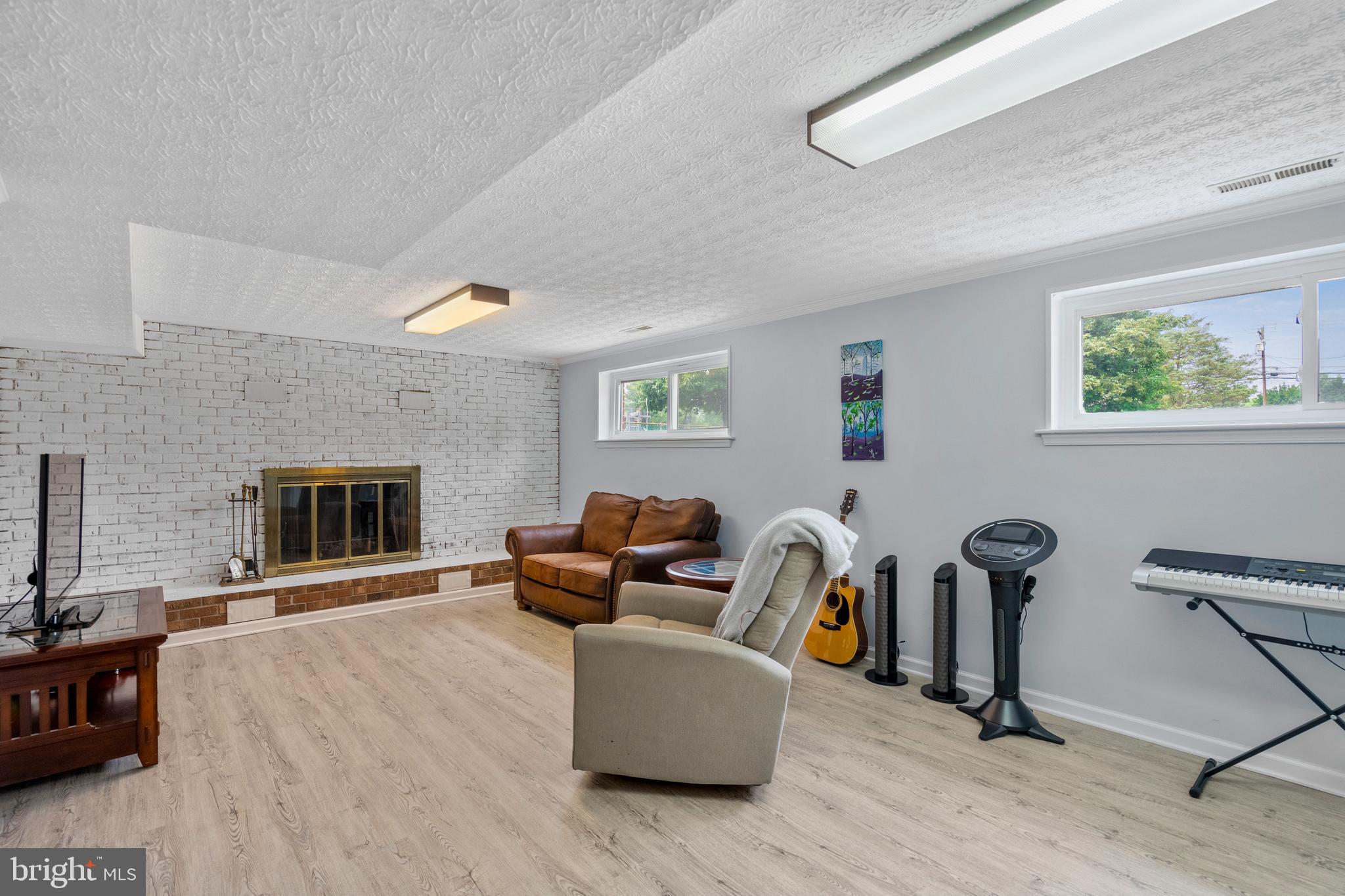 COUNTRY CLUB MANOR - Residential