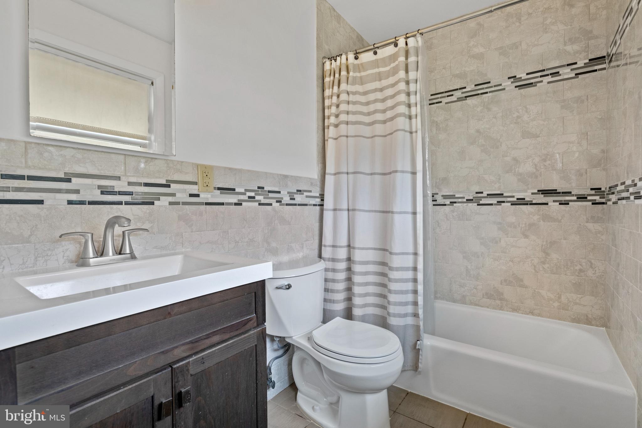 COUNTRY CLUB MANOR - Residential