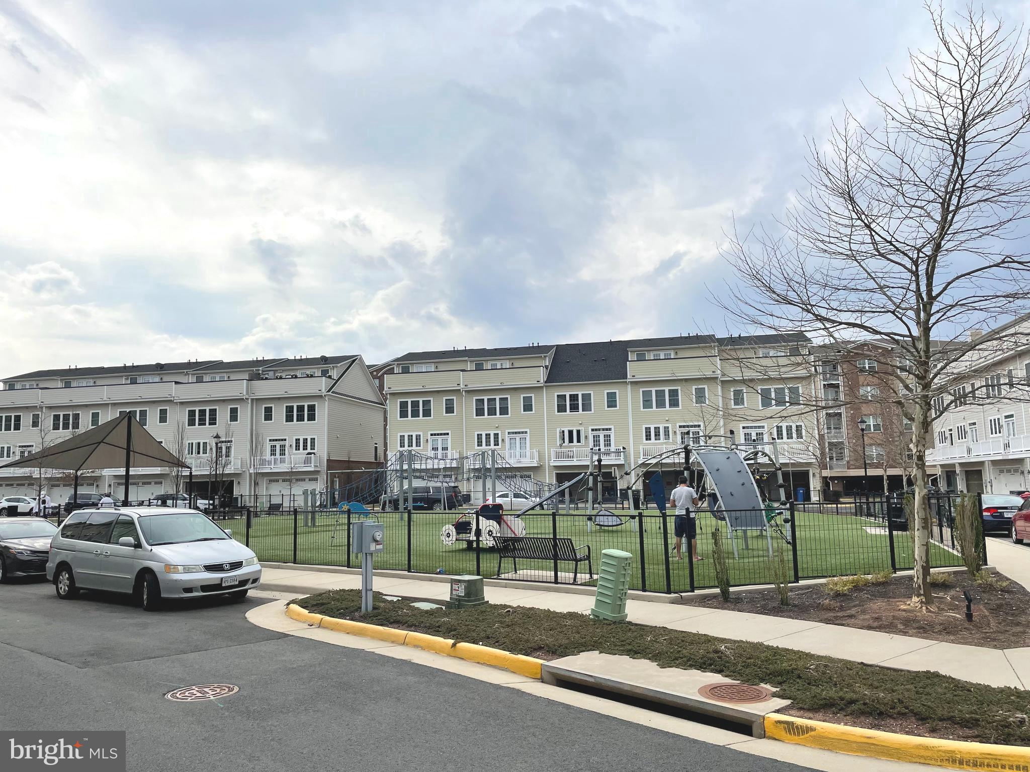 DISCOVERY SQUARE - Residential