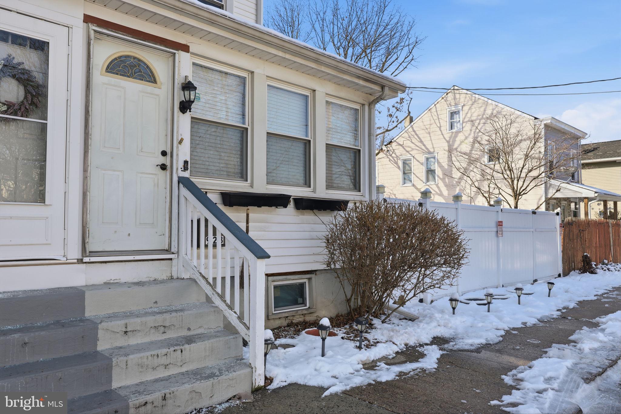 921 LYNDALE AVENUE -923