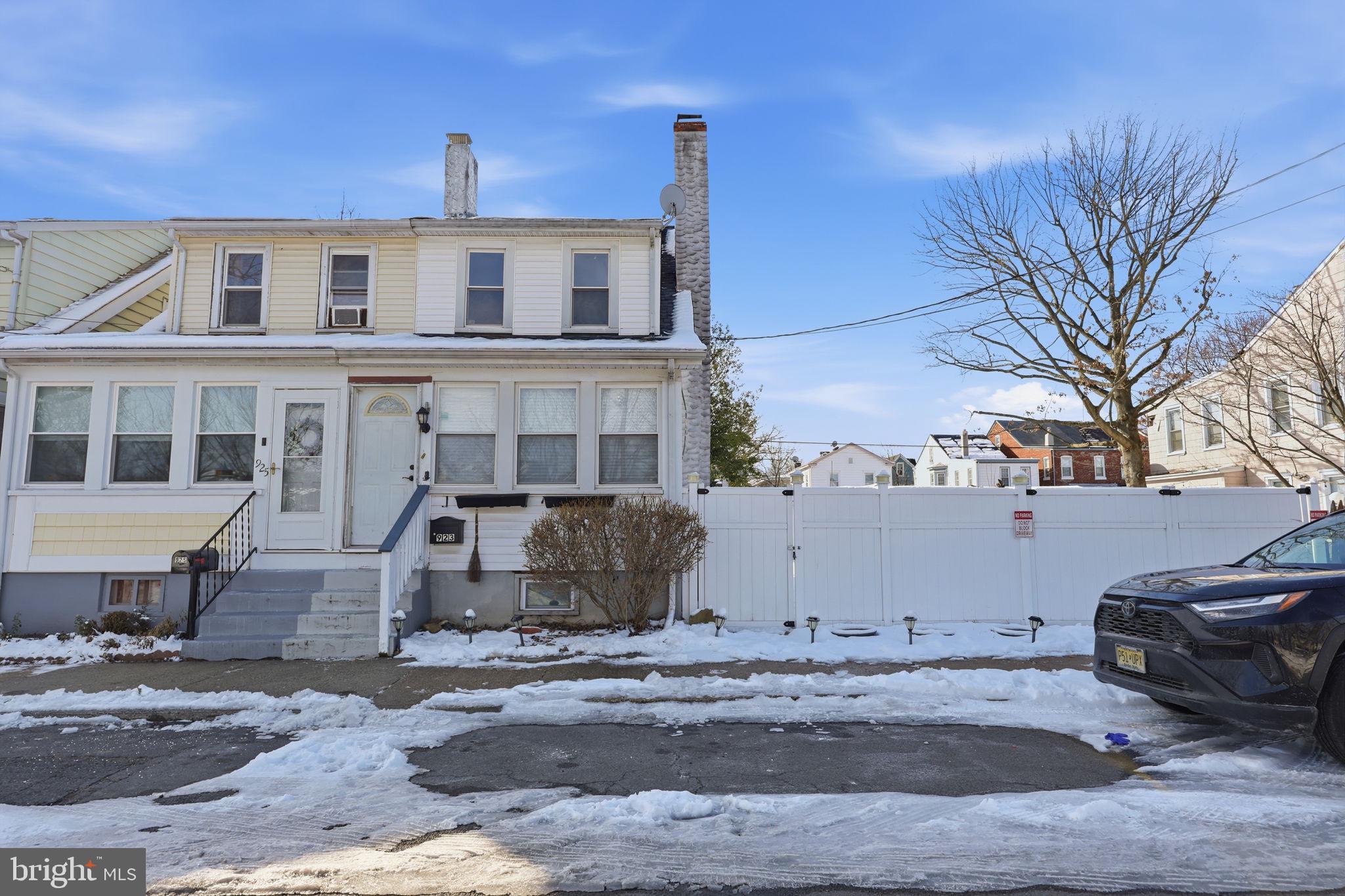 921 LYNDALE AVENUE -923