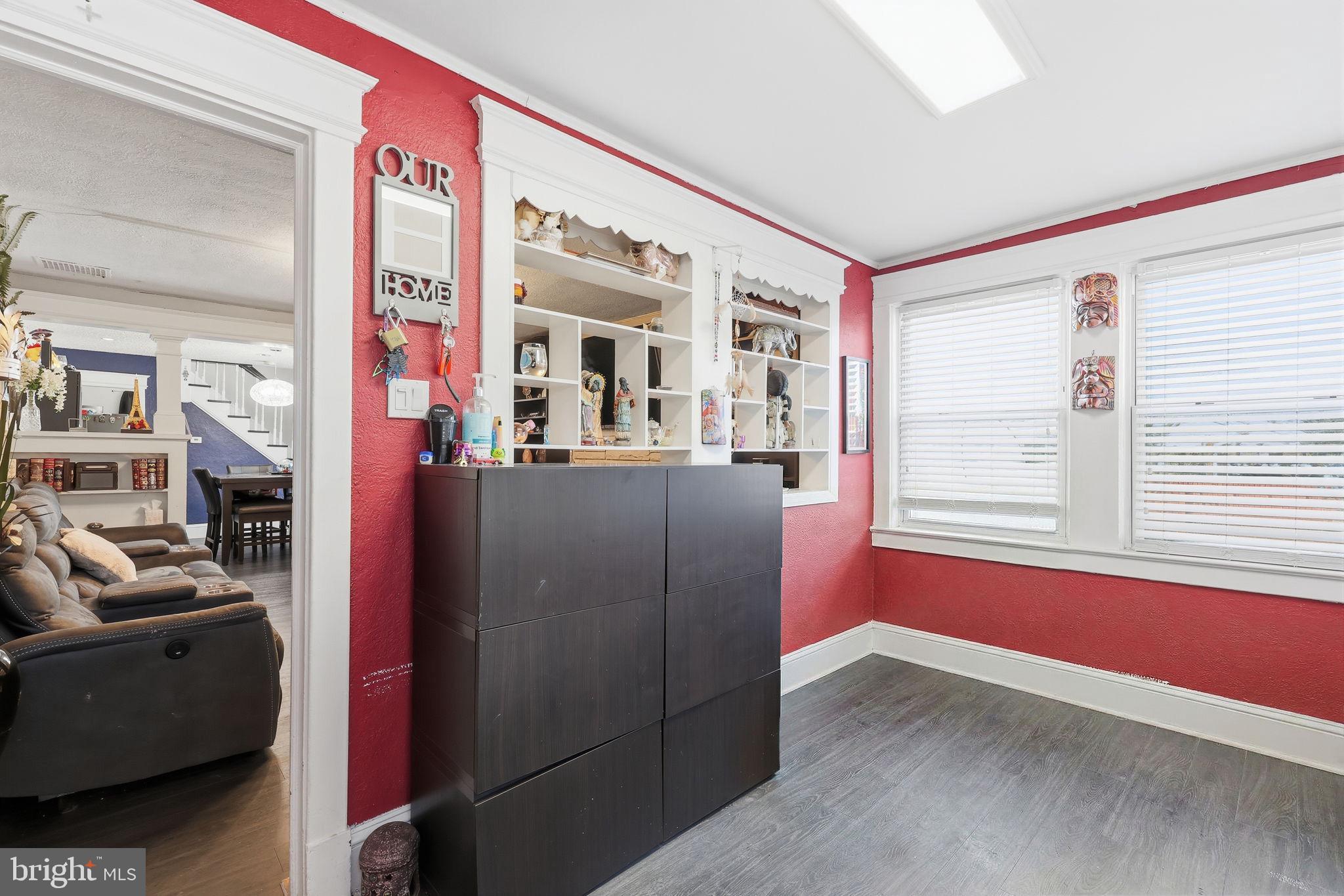 921 LYNDALE AVENUE -923