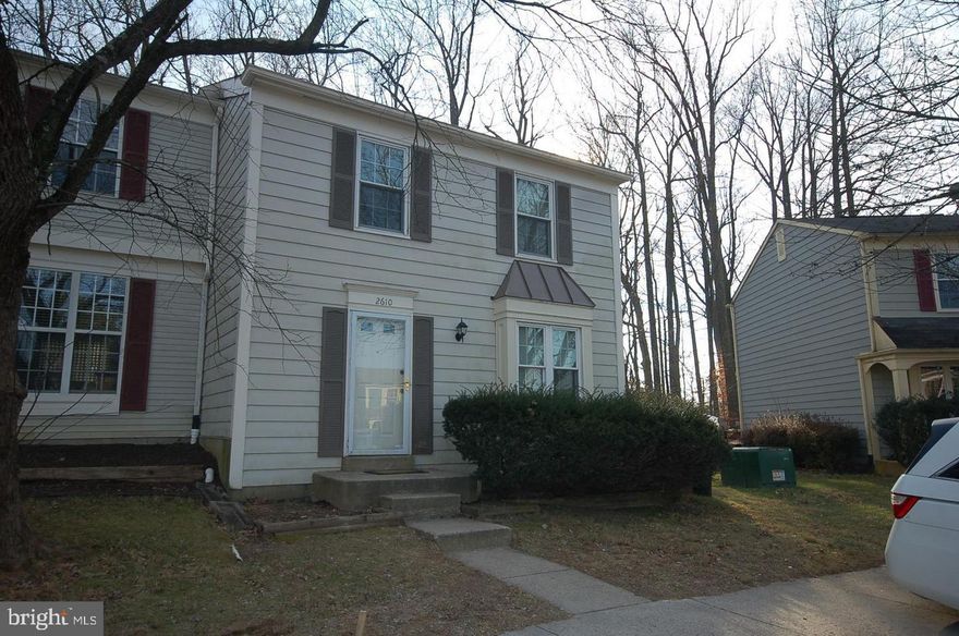 Nice end unit town-house,  with a deck and loads of privacy, close to ICC, Glenmont Metro Station, restaurants, library, parks.  Community pools. Don't miss this amazing oportunity. !!!!