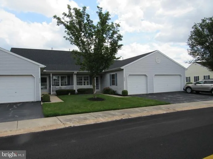 2037 Village Cir, York, PA 17404