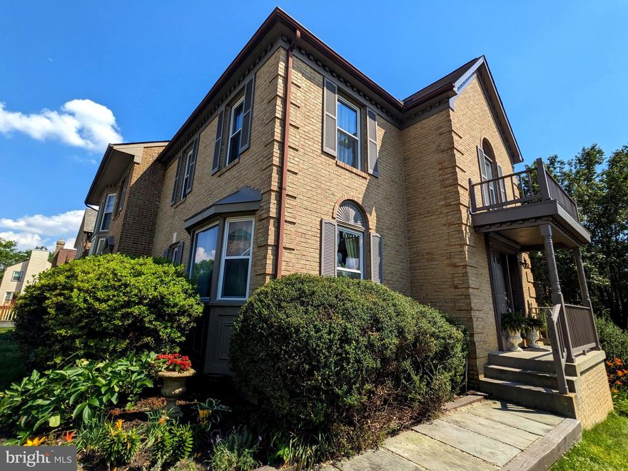 STUNNING REMODELED 3 BEDROOM, 3 1/2 BATHS END UNIT TOWNHOUSE IN HEART OF KINGSTOWNE! 1.9 miles or 6 min drive to the FRANCONIA-SPRINGFIELD METRO STATION!  Home features: Dramatic foyer entrance with custom curved staircase & 2 story high ceilings. Formal dining room as well as a breakfast nook in the kitchen. Custom gourmet kitchen w/NEW custom stainless-steel white on white appliances, including gas stove and oven, side by side oversized refrigerator, Quartz counter tops, hardwood floors, in addition to the finished basement with wood burning fireplace and full bath, etc, too much to list.  Freshly painted throughout, custom wainscotting, crown & chair rail moldings, 2 story foyer with custom curved staircase, gas and wood burning fireplaces, NEW, HVAC, Hot Water Heater. 

Community Amenities:
Access to all Kingstowne Recreational Centers and pools (South Center, Thomspon Center, Snyder Center), -Within walking distance (< 5-minute walk) to South Center which has a large pool with a generous lounging area, playground, tennis/pickleball courts, fitness center. Additionally, HOA hosts special events (i.e. movie night at the pool)

General info about the area:
-Many outdoor trails and sidewalks, -Plethora of grocery stores nearby (Wegmans, Whole Foods, Trader Joe's, Aldi, Lidl, Safeway, Giant....you name it. It is within a 15-minute drive, many within 5 minutes!) 
-6 minute drive to Springfield Mall, Franconia-Springfield Metro, and major beltways, 15 minutes to Mount Vernon, 20 minutes to Old Town, --1 mile from Kingstowne Shopping Center/restaurants