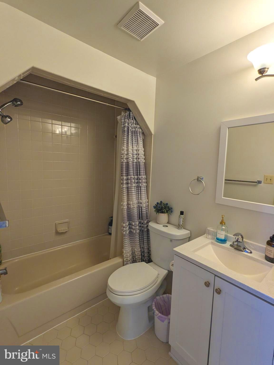 KINGSTOWNE - Residential Lease