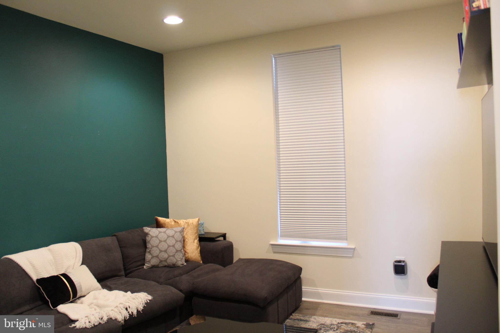 MAINLAND POINTE 1 - Residential