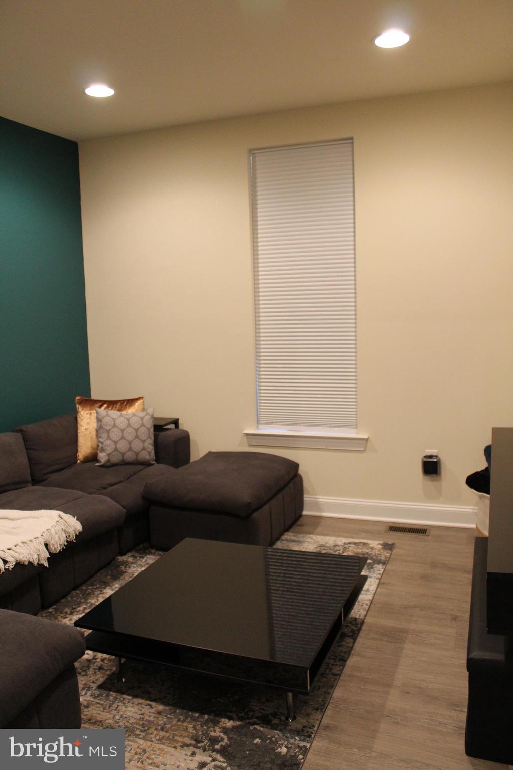 MAINLAND POINTE 1 - Residential