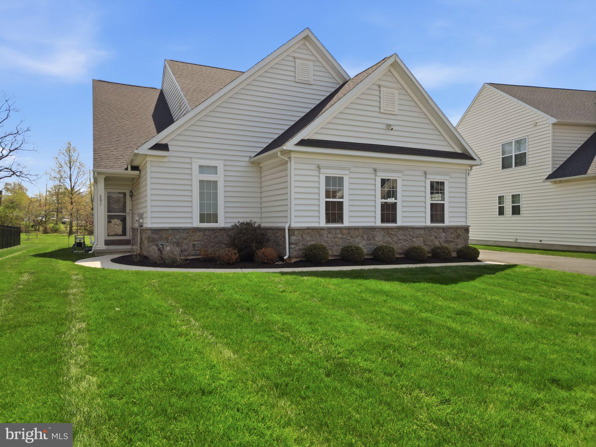 MAINLAND POINTE 1 - Residential