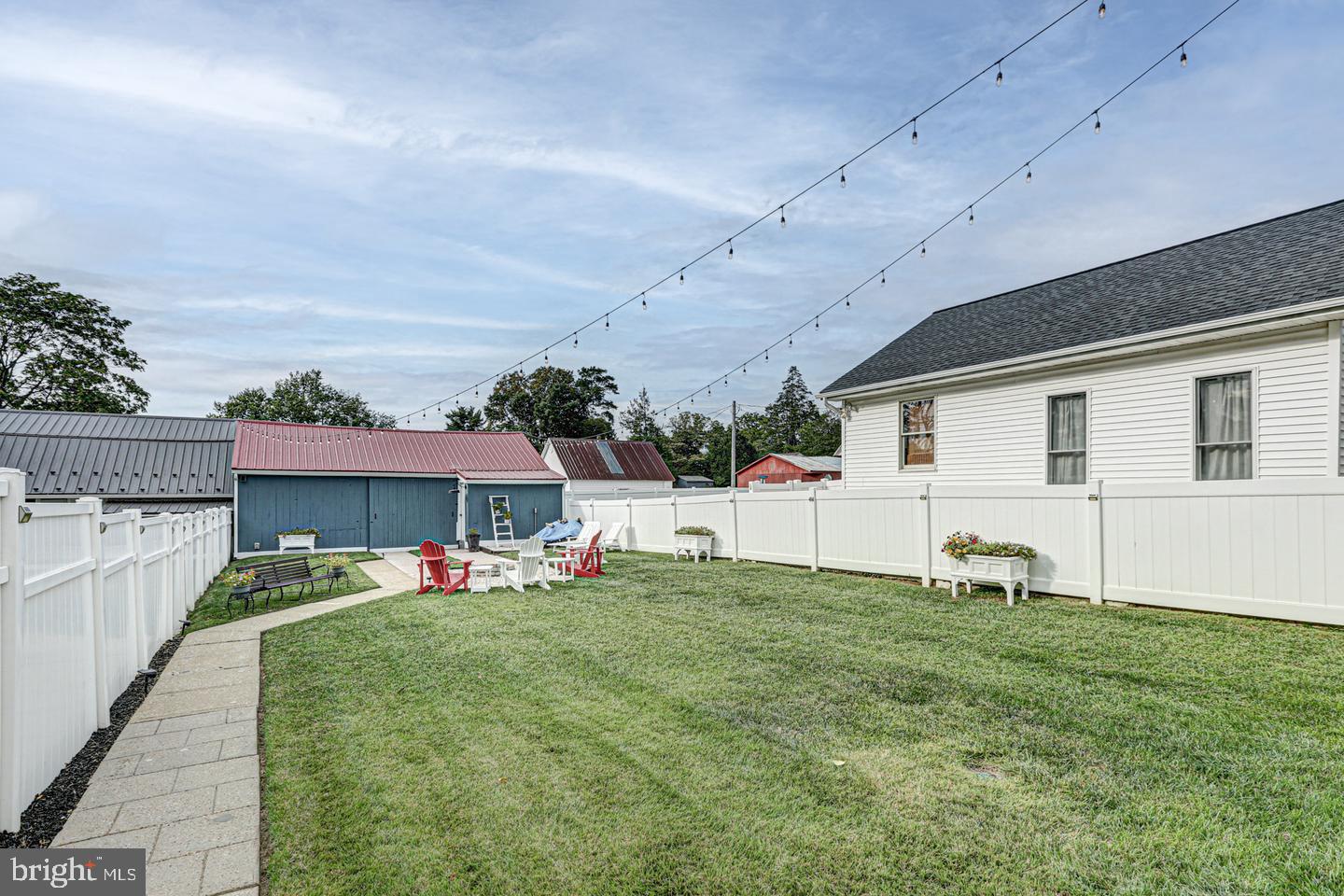 304 W COMMERCE STREET