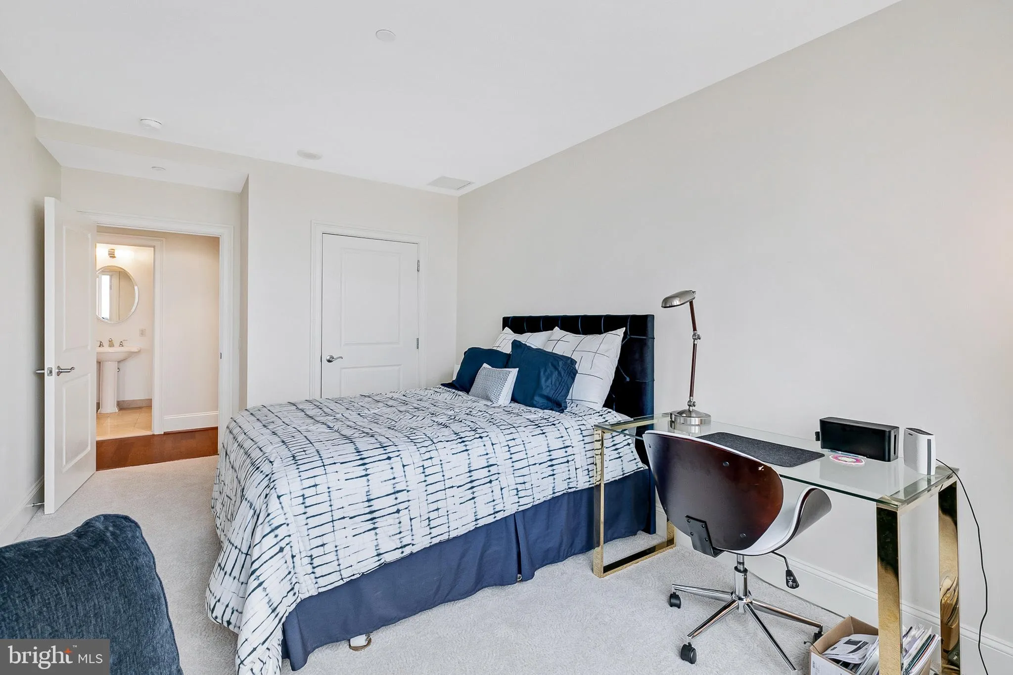 Philadelphia, Pennsylvania 19102, United States, 2 Bedrooms Bedrooms, ,2 BathroomsBathrooms,Residential,Active,78116