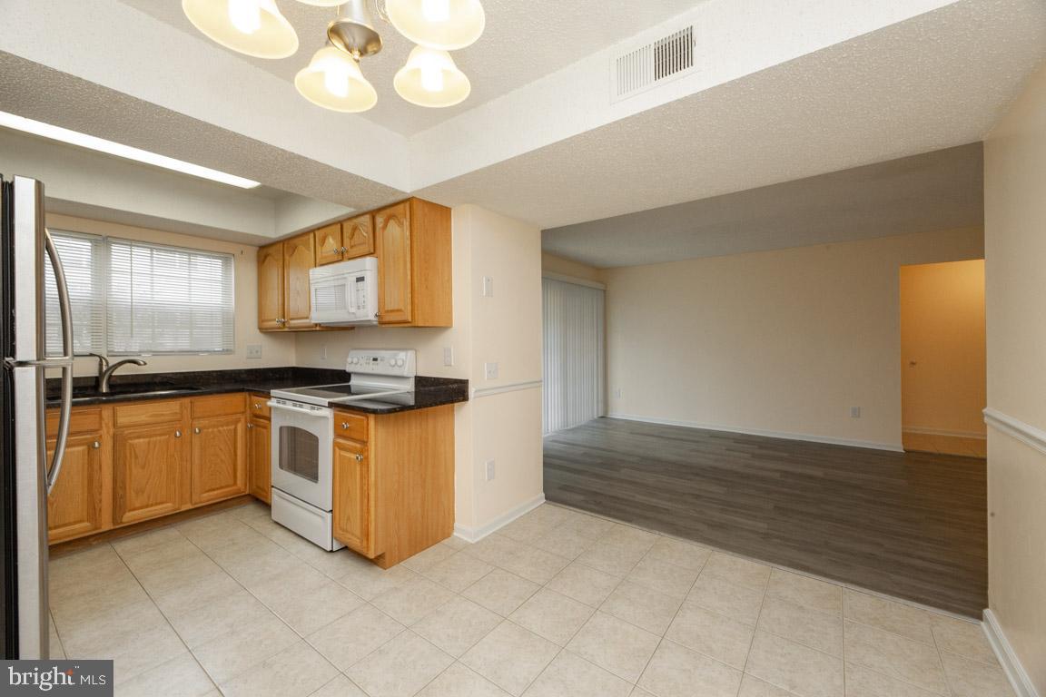 HUNTERS SQUARE - Residential Lease