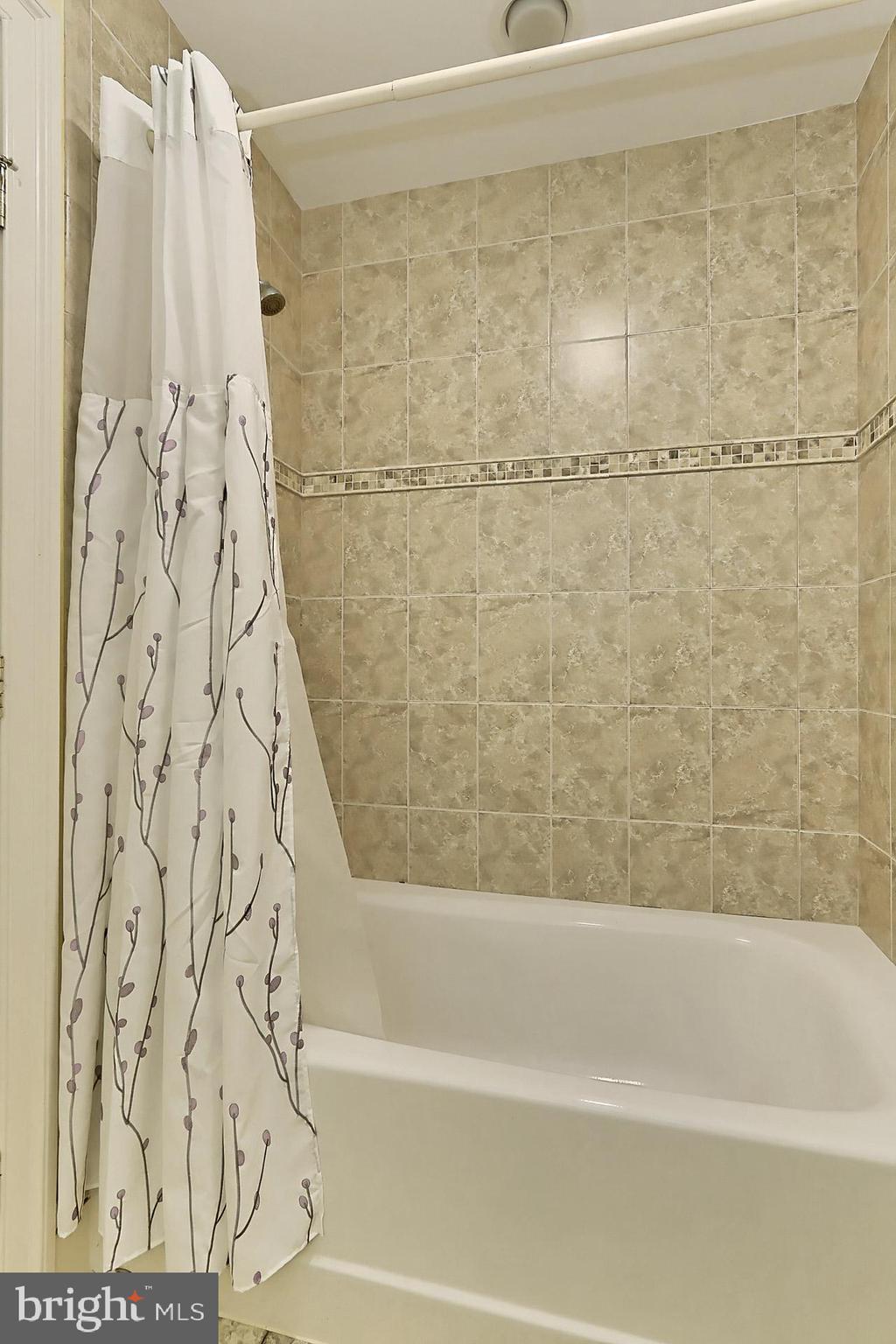 JEFFERSON RUN MANOR - Residential Lease