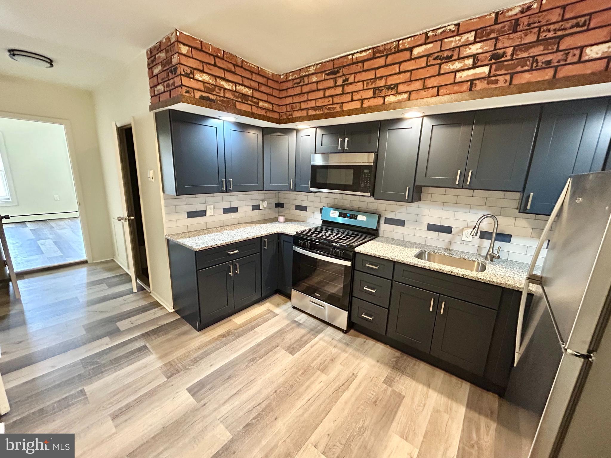 Live at 108 W Girard Ave #3, a 2-bedroom, 1-bathroom apartment located just steps from the Piazza. This third-floor unit features an open living area with ceiling fans throughout and an eat-in kitchen offering plenty of cabinet space. Both bedrooms are generously sized with ample storage, making it a great option for roommates or those working from home.
Tenants are responsible for gas and electricity.