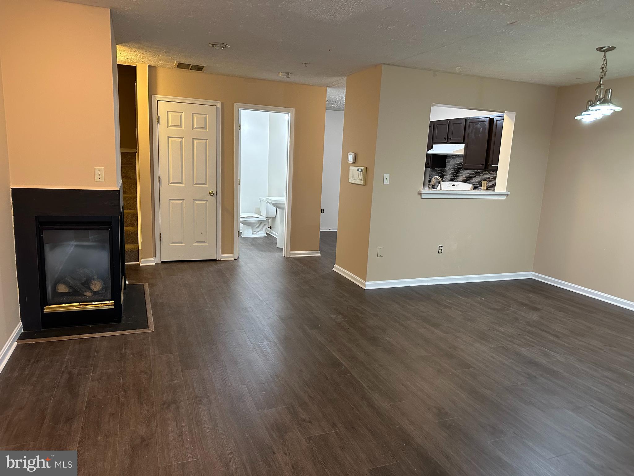 17 ROYALTY CIRCLE 17