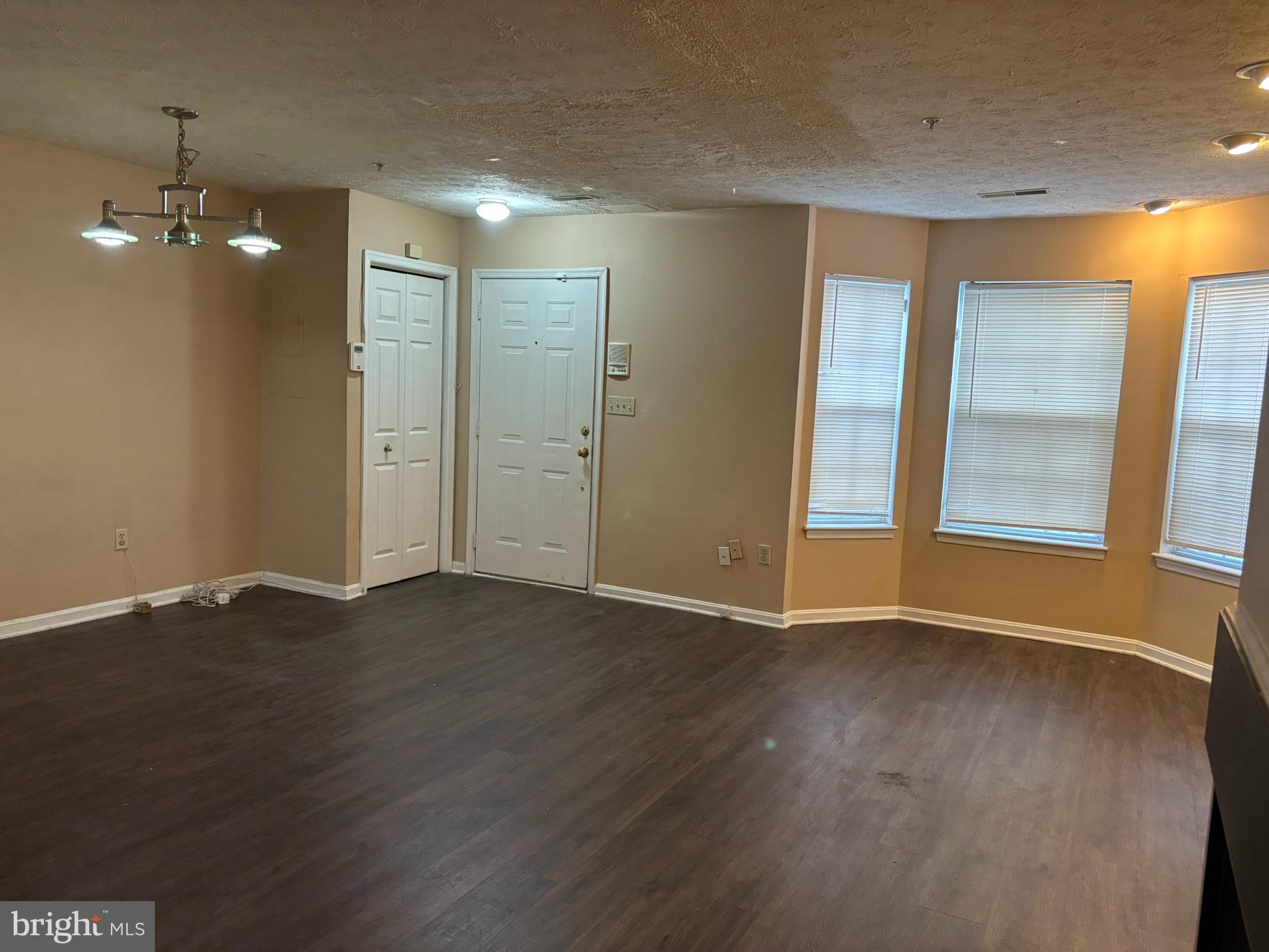 17 ROYALTY CIRCLE 17