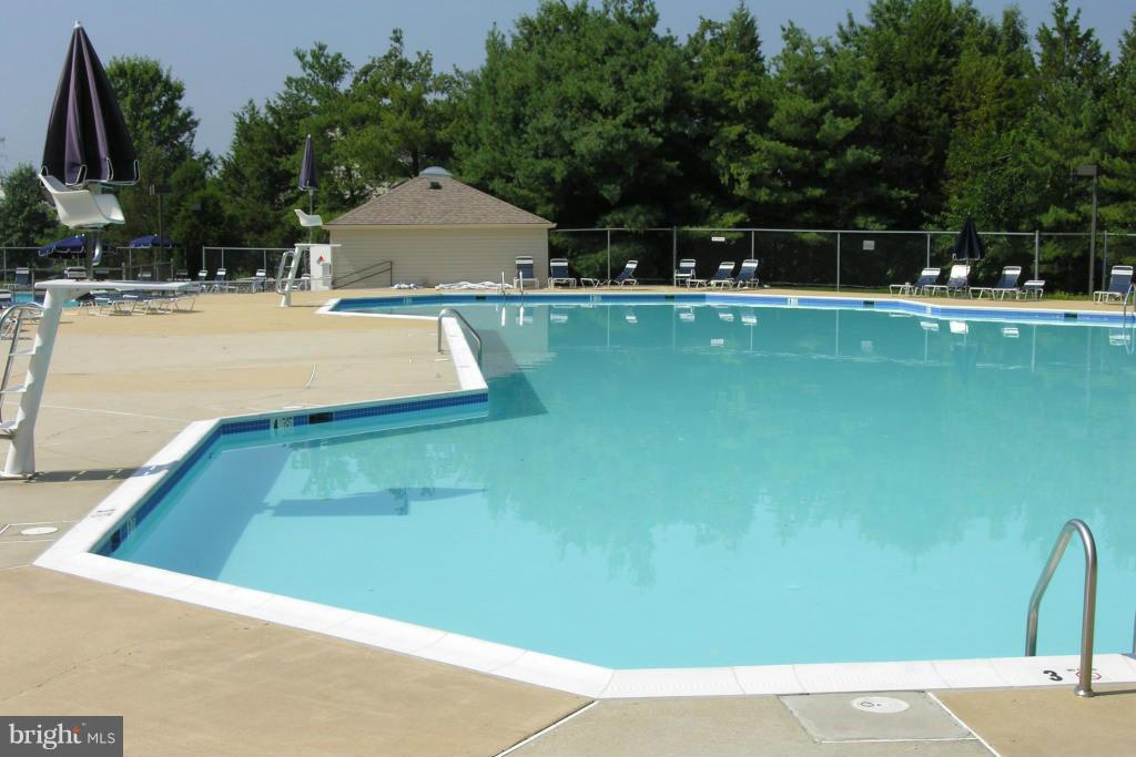 VICTORIA CROSSINGS AT MANCHESTER LAKES - Residential Lease