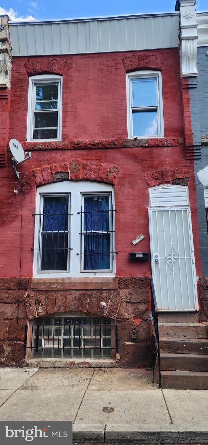 Classic Philadelphia Row Home on North Bancroft Street 📍 – Move-In Ready or Rent-Ready! 🏡
This charming 3-bedroom 🛏, 1-bathroom home is move-in ready, offering a fantastic opportunity for first-time buyers or investors. ✨ Boasting a classic red brick façade, this home exudes timeless curb appeal and historic character.
Step inside to spacious living areas filled with natural light, featuring original moldings and classic baseboards for a touch of old-world charm. 🌞 The updated 2023 kitchen offers essential appliances, generous cabinet space, and a practical layout – perfect for everyday living or customization. 🍽️
Upstairs, you’ll find three adaptable bedrooms 🛏, ideal for family living, work-from-home setups, or guest accommodations. The backyard provides potential for a cozy garden, patio, or outdoor retreat – a rare find in the city! 🌳
📍 Conveniently located near local shops, restaurants, and public transportation, this property is being sold AS-IS with no seller concessions. Inspections are welcome but for informational purposes only, and any required repairs are the responsibility of the buyer. 📝
Don’t miss this opportunity to own a piece of Philadelphia’s history. Schedule your showing today and make this classic Philly row home yours! 💥