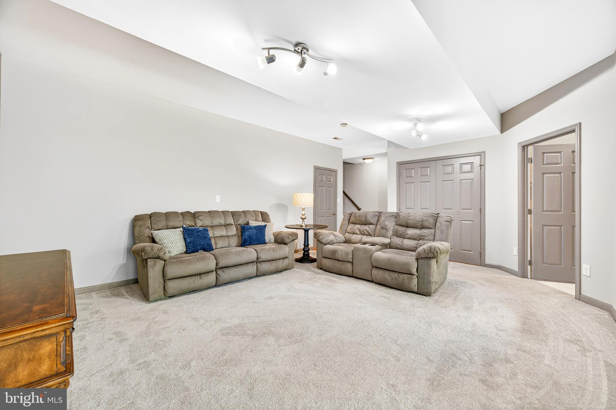 FARMWELL HUNT - Residential