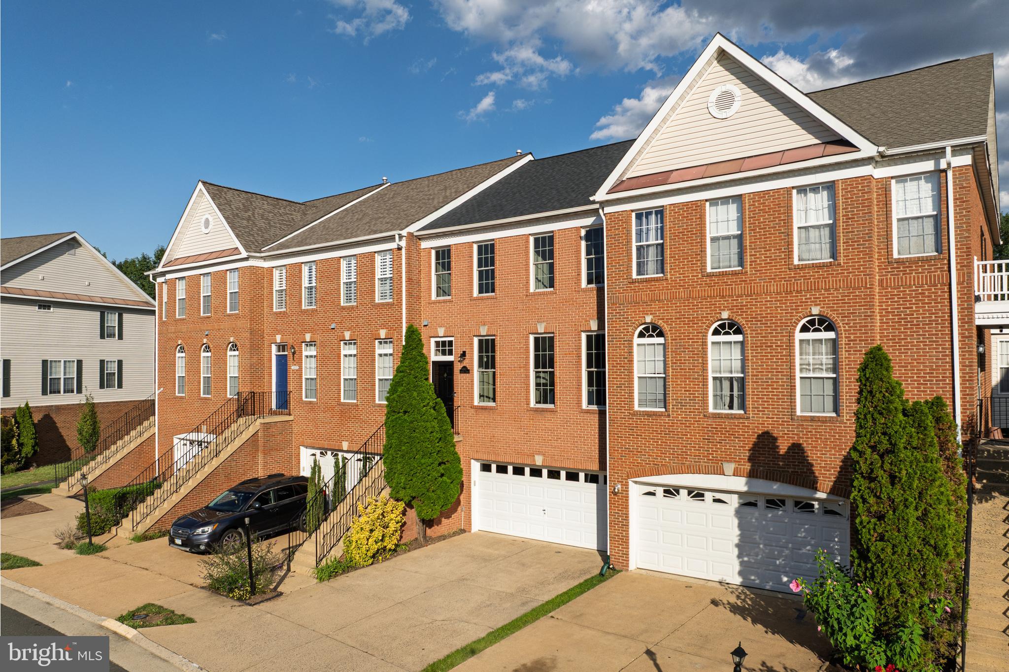 43877 SANDBURG SQUARE