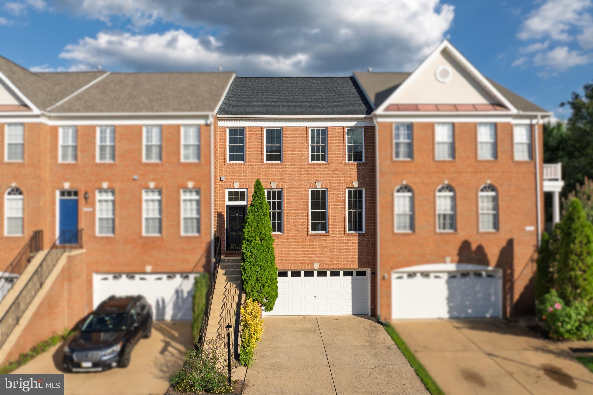 43877 SANDBURG SQUARE
