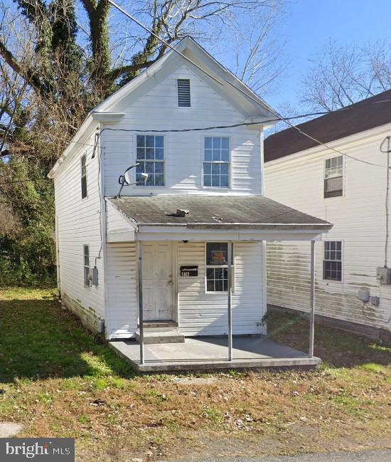 List price to be opening bid at online only auction. Online auction to be conducted on Auctioneers website. Bidding begins Friday, May 30th & ends Wednesday, June 4, 2025 @ 11:30AM. Welcome to Cambridge, Maryland "The Soul of the Shore". Located on the Choptank River, Cambridge is the Eastern Shore's fourth most populous city. Enjoy year round events such as The Flower Fair, Powerboat Regatta, The Taste of Cambridge, Heritage Skipjack Race and The Santa Swim. Shop at the Farmer's Market or many of the local shops Downtown. Watch the boats go by from the Cambridge Municipal Yacht Basin or enjoy fine dining. Property is located just a few blocks to Downtown Cambridge. The neighborhood has had significant investment in the last year which includes approximately 10 new construction homes and new food anchored retail. Many homes have been rehabbed recently as well. Home was completely gut renovated 15 years ago. This tenant occupied detached home has 1 bedroom and 1 bath. Current gross monthly rent: $825. Current gross annual scheduled rent: $9,900. Tenant pays all utilities, including water. Heat is provided by electric baseboard. Features: New kitchen - New paint and Flooring throughout - 100Amp breaker panel .
*Front photos are from Google StreetView 2022, Interior photos provided by the seller