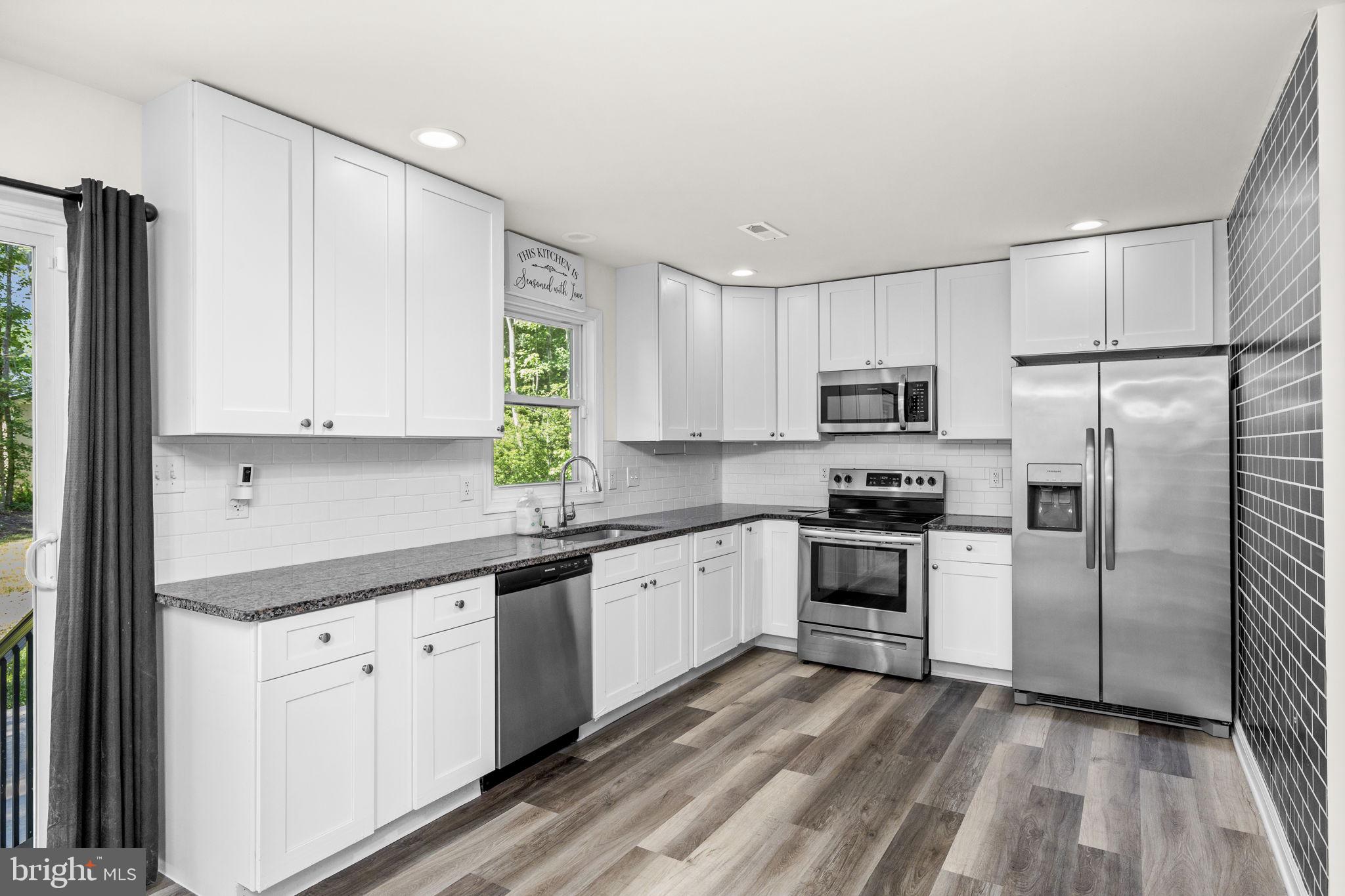 COLONIAL BEACH - Residential