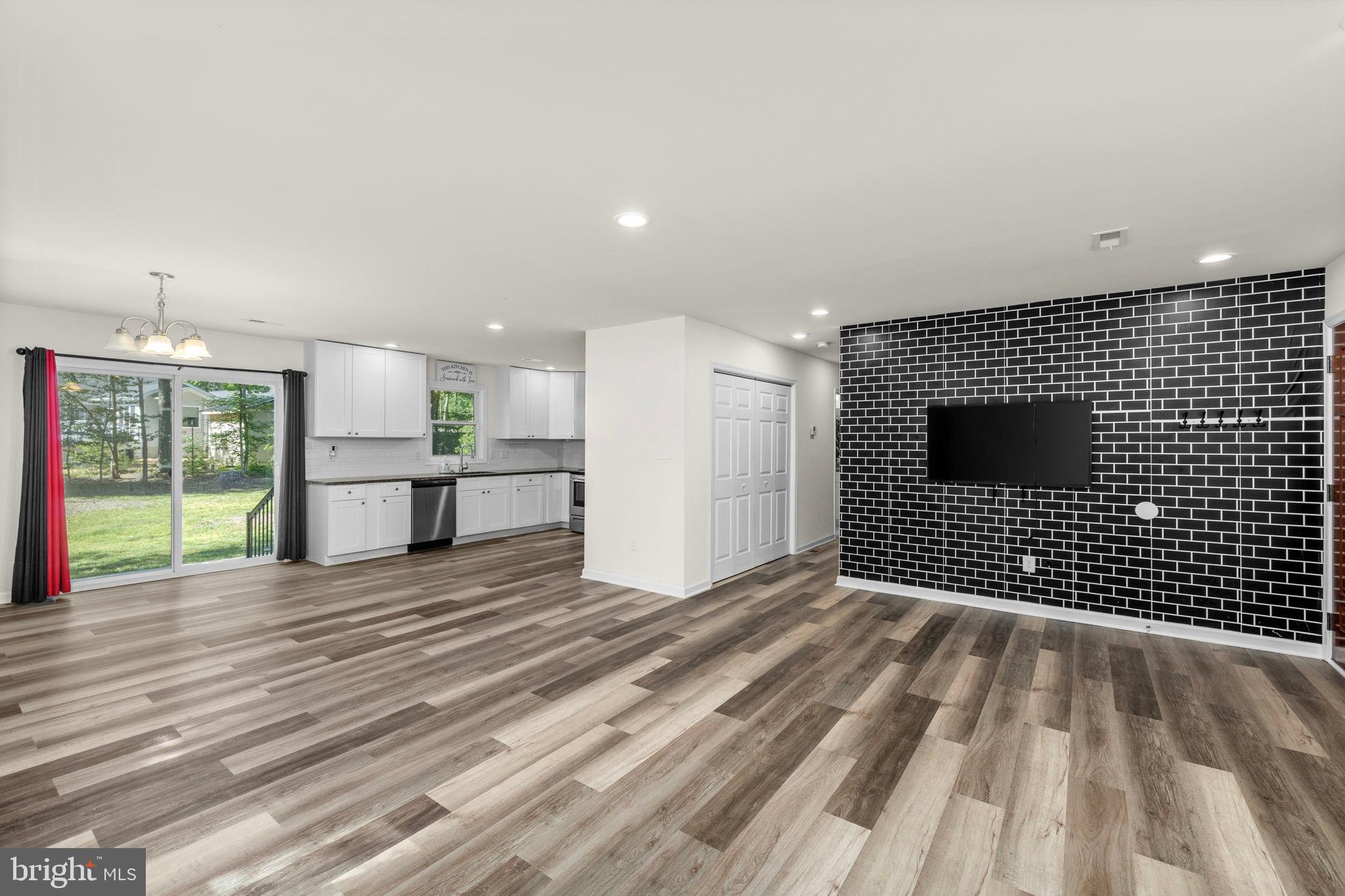 COLONIAL BEACH - Residential