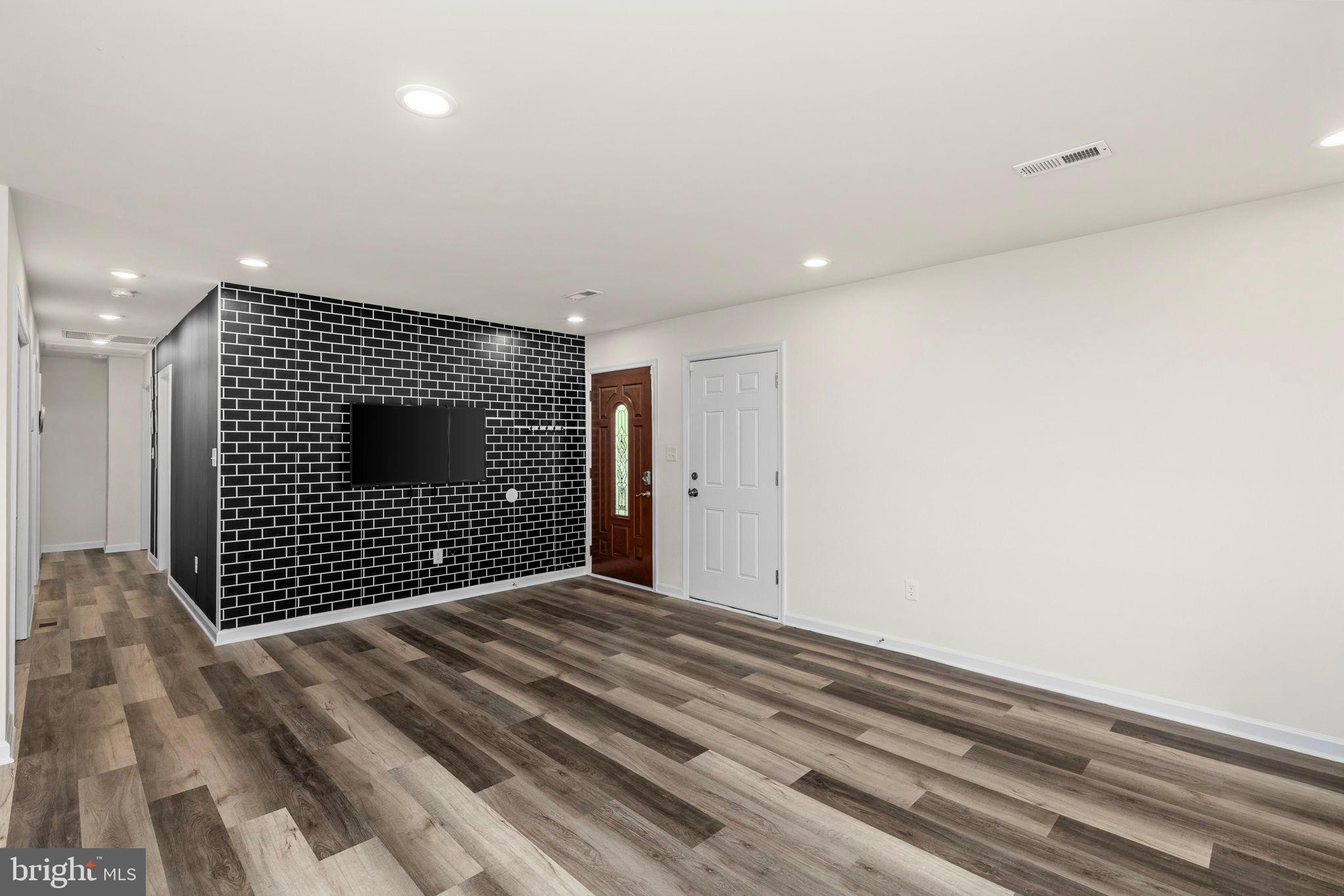 COLONIAL BEACH - Residential