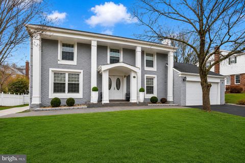 Photo of 10904 Gainsborough Road, POTOMAC, MD 20854 (MLS # MDMC2244128)