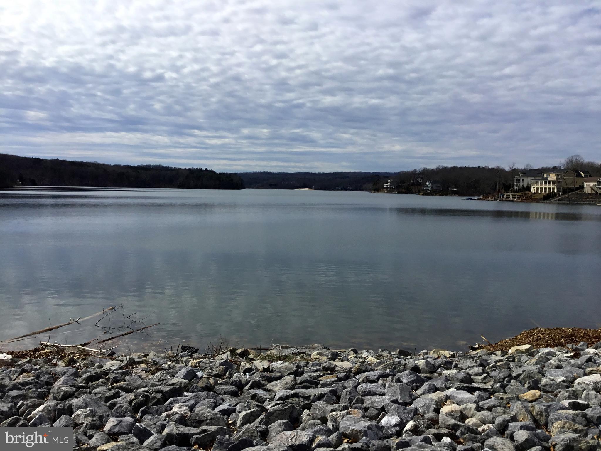 LAKE HOLIDAY ESTATES - Land