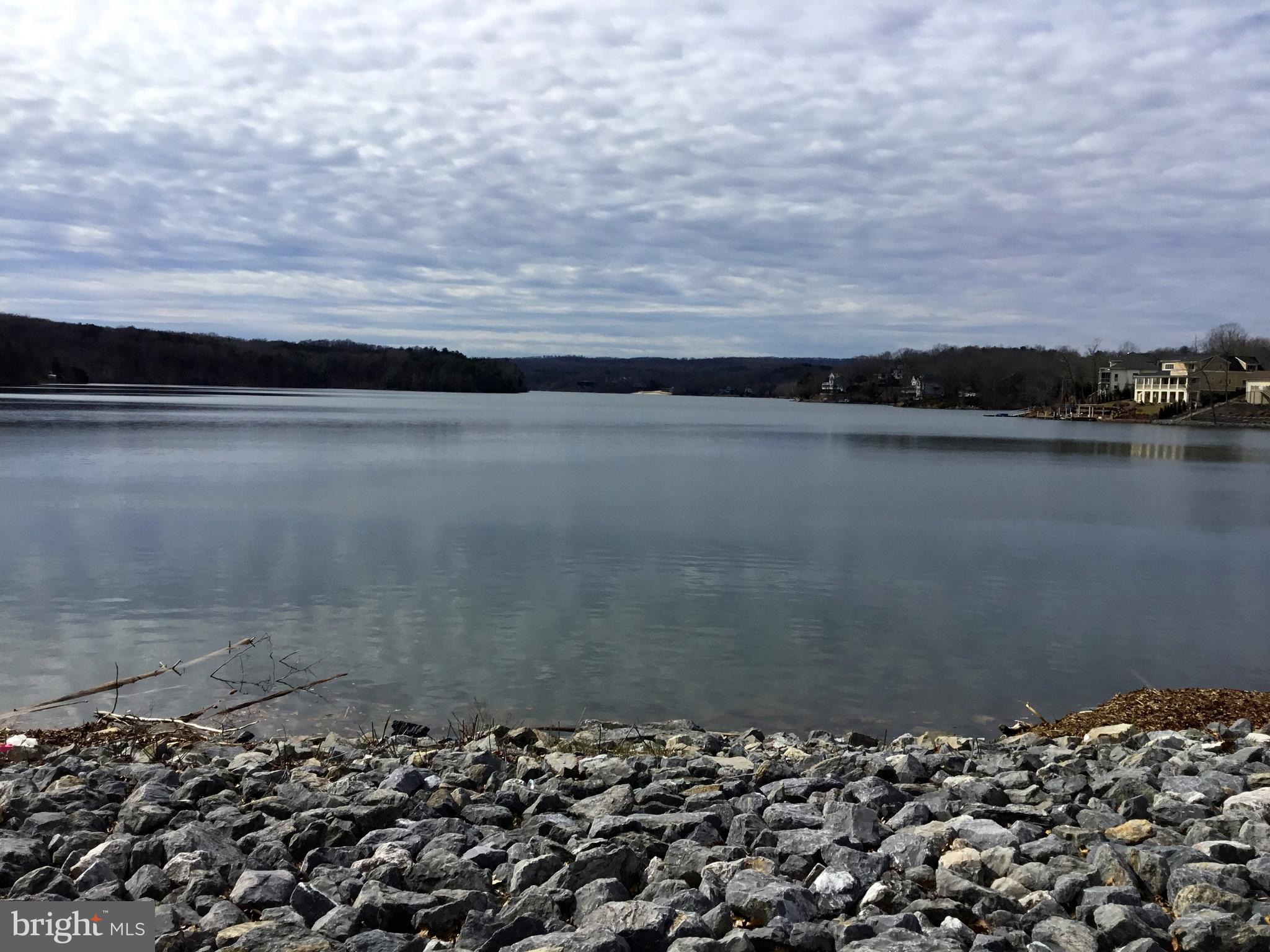 LAKE HOLIDAY ESTATES - Land