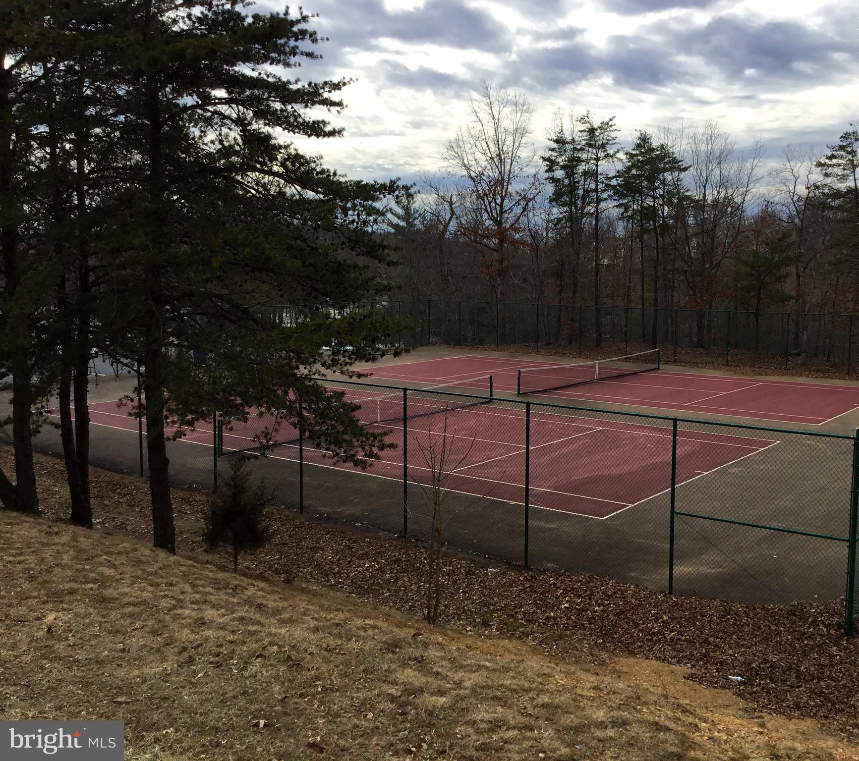 LAKE HOLIDAY ESTATES - Land