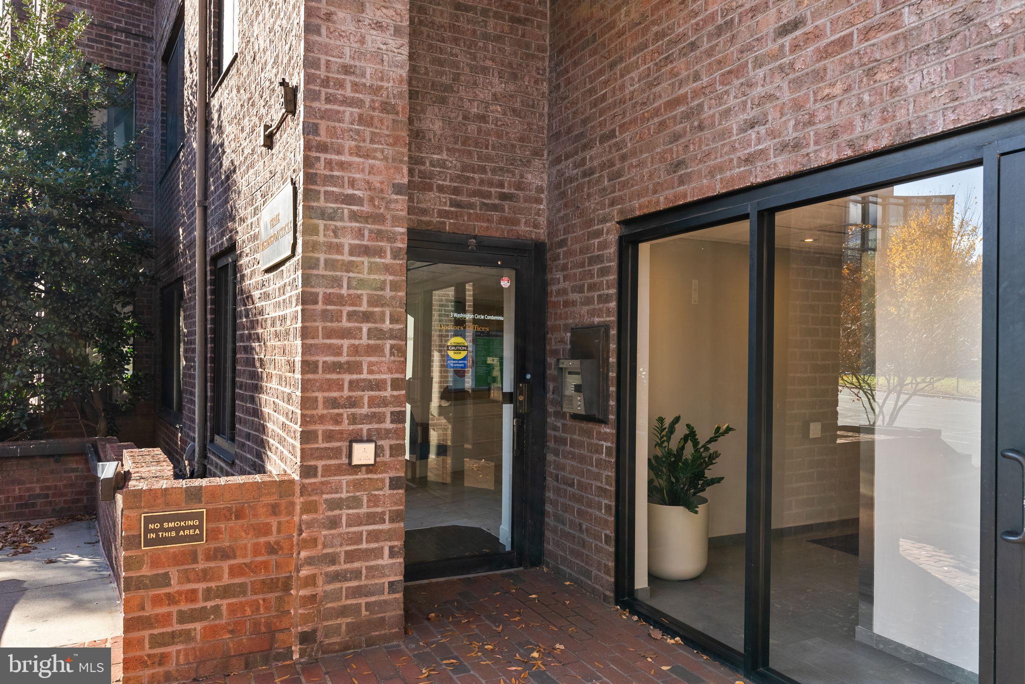 3 WASHINGTON CIRCLE NW 206