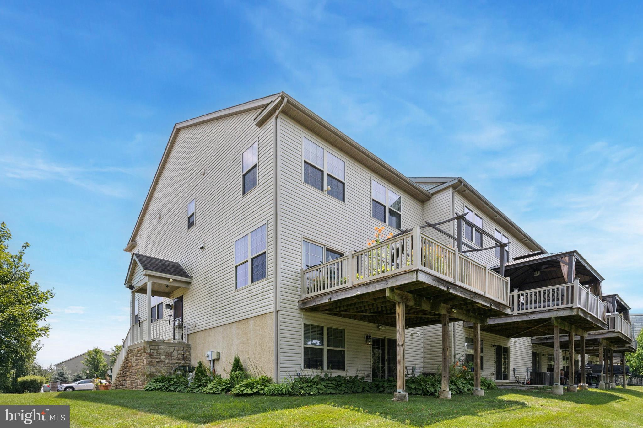 EMERALD WALK - Residential